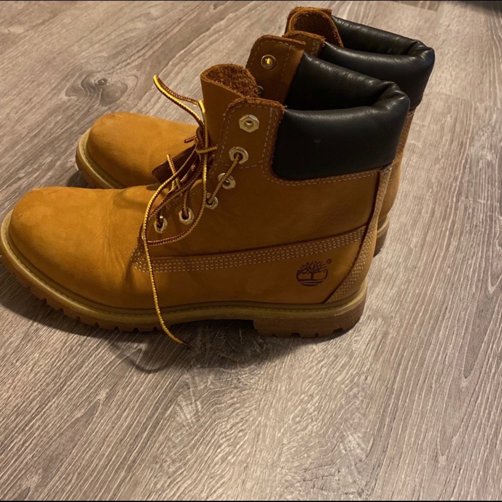 i’m selling women’s timberlands .